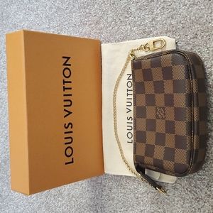 LOUIS VUITTON mini pochette
